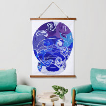 木製モダンの上に壁のタペストリー。