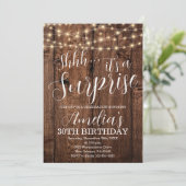 木製ランタンとひもライトのサプライズ誕生日 招待状 (スタンド正面)