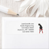 木製椅子に座る子猫 – バックカラーを選択 ラベル (インサイチュ)