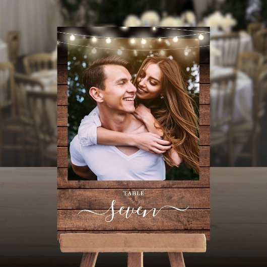 木製素朴のストリングライトフォトテーブル番号 招待状