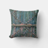 木製素朴の門と鉄の青 クッション (正面)