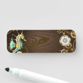 木製背景と機械式水上馬 名札 (インサイチュ)