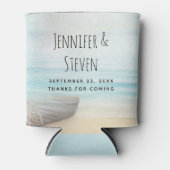 木造のボートと沿岸ビーチのシ結婚ーン 缶クーラー (正面)