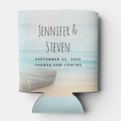 木造のボートと沿岸ビーチのシ結婚ーン 缶クーラー (裏面)