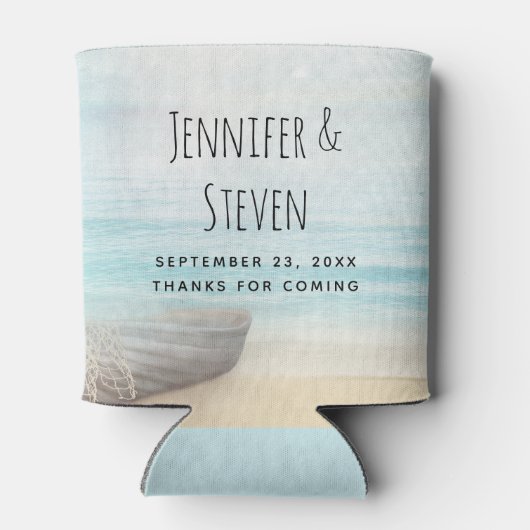 木造のボートと沿岸ビーチのシ結婚ーン 缶クーラー (裏面)