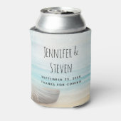 木造のボートと沿岸ビーチのシ結婚ーン 缶クーラー (缶裏面)