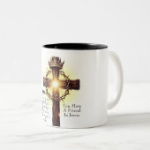 木造の十字架と王冠を持つ聖書の聖句 ツートーンマグカップ (正面右)