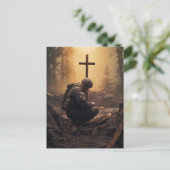 木造の十字架を持つ神の兵士 ポストカード (スタンド正面)