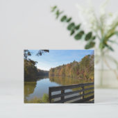 木造の橋で湖に素朴の秋の反射 ポストカード (スタンド正面)