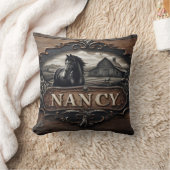 木造の看板に名前を付けた馬と納屋の彫刻 クッション (ブランケット)