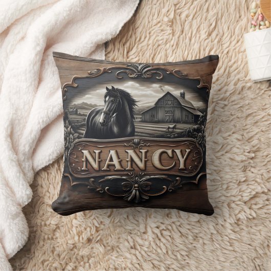 木造の看板に名前を付けた馬と納屋の彫刻 クッション (ブランケット)