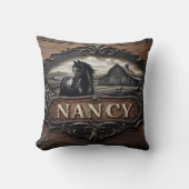 木造の看板に名前を付けた馬と納屋の彫刻 クッション (正面)