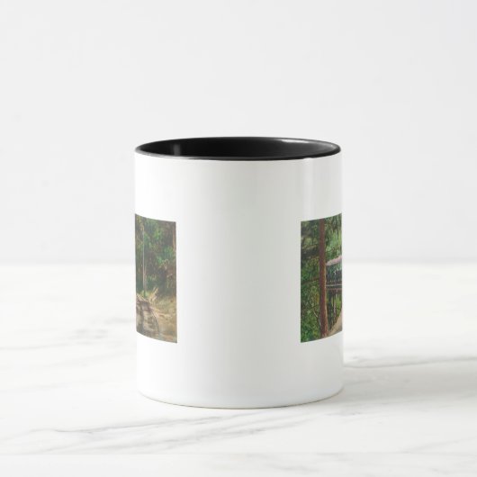 木造キャニオンを通る列車カリフォルニア州ローエ マグカップ (中央)