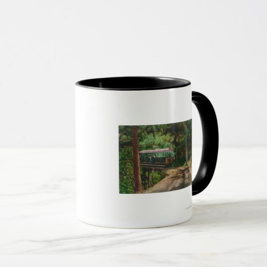 木造キャニオンを通る列車カリフォルニア州ローエ マグカップ (正面右)