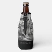 木造ハウス屋根のキノコ黒と白のAIda ボトルクーラー (ボトル裏面)