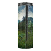 木造住宅、山の自然の風景。 タンブラー (裏面)