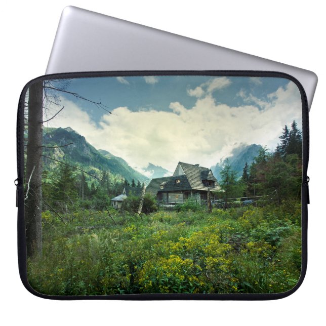 木造住宅、山の自然の風景。 ラップトップスリーブ (正面)