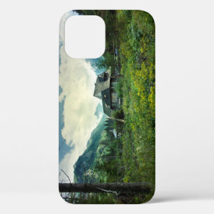 木造住宅、山の自然の風景。 iPhone 12ケース