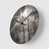 木陰の森を抜ける日光 ラウンド壁時計 (傾斜)