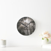 木陰の森を抜ける日光 ラウンド壁時計 (ホーム)