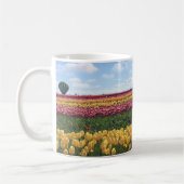 木靴チューリップファーム，ウッドバーン，オレゴン コーヒーマグカップ (左)