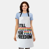 未だに完全な自由のために闘うLGBTQアメリカ建国250年 エプロン (着用した状態)
