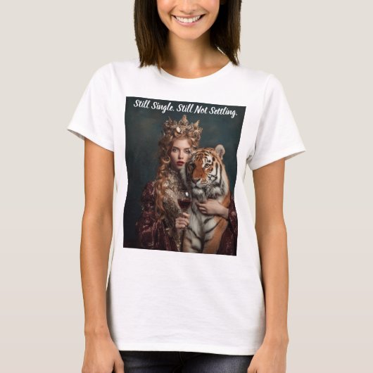 未だ独身 未だ妥協せず 大胆な主張Tシャツ Tシャツ (正面)