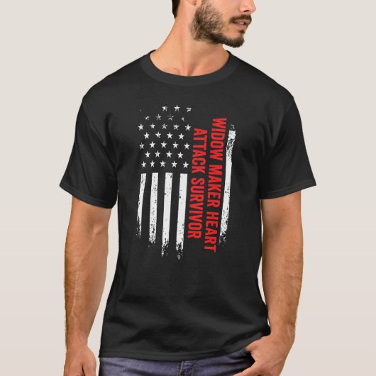 未亡人メーカーのハート攻撃を生き残ったアメリカ国旗RE Tシャツ (正面)