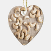 未加工カシューナッツの平面図はテーブルで分散しました セラミックオーナメント (左)