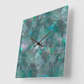 未完成の壁の漆喰の上にスポッティング緑がかったシアン スクエア壁時計 (傾斜)