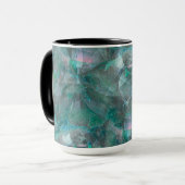 未完成の壁の漆喰の上にスポッティング緑がかったシアン マグカップ (正面左)