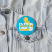 未来のおばあちゃんがカモの赤ちゃんシャワーを積む 缶バッジ (インサイチュ)