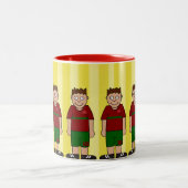 未来のサッカーのスター:子供のゲームへの愛 ツートーンマグカップ (中央)