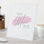 未来のスミス夫人 – テーブルの看板 台座サイン (インサイチュ)