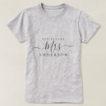 未来のミセスシックなスクリプト名前をカスタムする花嫁になる Tシャツ<br><div class="desc">未来のミセスモダン名前をカスタムするのTシャツと文字のミセス黒の書道エレガントの書。花嫁の結婚した名前を追加するだけで、完璧なブライダルシャワーギフトがあなたのために準備ができてい与える。Happy Dolphin Studio専用。</div>