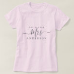未来のミセスシックなスクリプト名前をカスタムする花嫁になる Tシャツ<br><div class="desc">未来のミセスモダン名前をカスタムするピンクのTシャツと文字のミセス黒の書道エレガントの書。花嫁の結婚した名前を追加するだけで、完璧なブライダルシャワーギフトがあなたのために準備ができてい与える。Happy Dolphin Studio専用。</div>