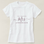 未来のミセスシックなスクリプト名前をカスタムする花嫁になる Tシャツ<br><div class="desc">未来のミセスモダンンスタイリッシュスの名前をカスタムするTシャツと文字の書の書エレガント道のミセス。花嫁の結婚した名前を追加するだけで、完璧なブライダルシャワーギフトがあなたのために準備ができてい与える。Happy Dolphin Studio専用。</div>