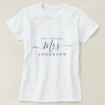 未来のミセスシックなスクリプト名前をカスタムする花嫁になる Tシャツ<br><div class="desc">未来のミセスモダンと名前をカスタムするのTシャツと文字のミセスとネイビースタイリッシュブルーの台本の書エレガント道。花嫁の結婚した名前を追加するだけで、完璧なブライダルシャワーギフトがあなたのために準備ができてい与える。Happy Dolphin Studio専用。</div>