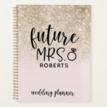 未来のミセス結婚ズ赤面ピンクと金ゴールドグリッター プランナー手帳<br><div class="desc">あなたの将来の姓結婚名を含むパーソナライズされたこのプランナーであなたの計画を整理し続ける。</div>