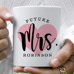 未来のミセス・ピンクハートカスタムウェディングモノグラム コーヒーマグカップ<br><div class="desc">Future Mrs向けパーソナライズされたコーヒーマグは、ブラックのスクリプモダントとラストの名前の文字とピンクのハートの背景のイメージを備えかわいらした機能を備えている。</div>