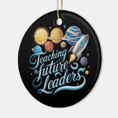 未来のリーダーを教える宇宙惑星教師 セラミックオーナメント (左)