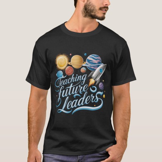 未来のリーダーを育てる宇宙惑星の先生 Tシャツ (正面)