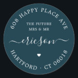 未来の結婚差出人住所 ラウンドシール<br><div class="desc">白いシンプルタイポグラフィを持つエレガント深いのティール（緑がかった色）青い背景の差出人住所ラベルのテンプレートを婚約するの。背景色は、デザインレベルで自由に選択できる。これらのスタイリッシュ簡単間のカスタマイズ住所 シールは、文字「未来のミセスとミスター」を備えた、カップルの住所、渦巻き状の書道フォントの名前と小さなハートのシンボルを備えモダンた。お願連絡いもしお手伝いまたは適切な製品が必要© y.BEE結婚式</div>