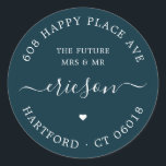 未来の結婚差出人住所 ラウンドシール<br><div class="desc">白いシンプルタイポグラフィを持つエレガント深いのティール（緑がかった色）青い背景の差出人住所ラベルのテンプレートを婚約するの。背景色は、デザインレベルで自由に選択できる。これらのスタイリッシュ簡単間のカスタマイズ住所 シールは、文字「未来のミセスとミスター」を備えた、カップルの住所、渦巻き状の書道フォントの名前と小さなハートのシンボルを備えモダンた。お願連絡いもしお手伝いまたは適切な製品が必要© y.BEE結婚式</div>