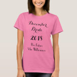 未来の花嫁ピンク Tシャツ<br><div class="desc">WeddingsbyRhoadieは製品のユニーク最高のカスタム場所!こ祝こ結婚の花嫁のtシャツを。このピンクのコットンのシャツは、「December Bride」「Year」とFuture Mrs.Your Name 書テンプレートを黒で飾った。今日注文しろ!</div>