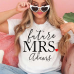 未来の花嫁、婚約者、バチェロレッテギフト Tシャツ<br><div class="desc">Future Mrs Shirt - Future カスタム Mrs Shirt – 花嫁ギフト – 婚約ギフト – フィアンスシャツ – バチェロレッテシャツ – 結婚's Gift</div>