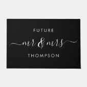 未来のMr.And Mrs Hand Scripted Family Black ドアマット (正面)