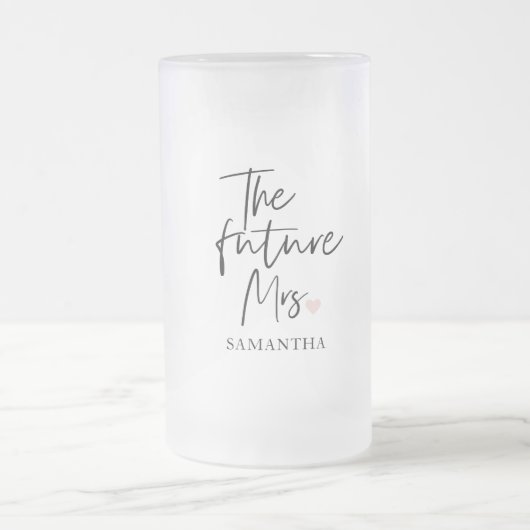 未来のMrs.とあなたの名前 | 現代の美しさのギフト フロストグラスビールジョッキ (中央)