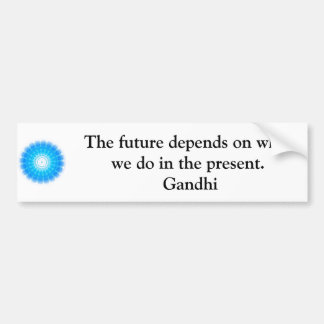 未来は私達が現在ですることをによって決まります バンパーステッカー