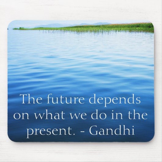 未来は私達が現在ですることをによって決まります マウスパッド (正面)
